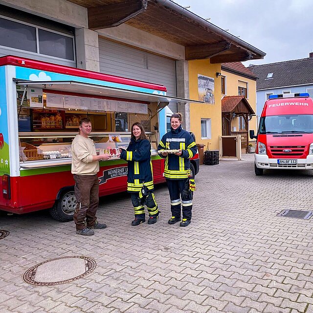 Übergabe der Ostergeschenke für die Kinderfeuerwehr bei Burker Freilandeier, Familie Lehr