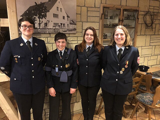 Benjamin Krauß, Anika Lechner, Sarah Popp und Carmen Beck wurden zum Oberfeuerwehrmann ernannt.